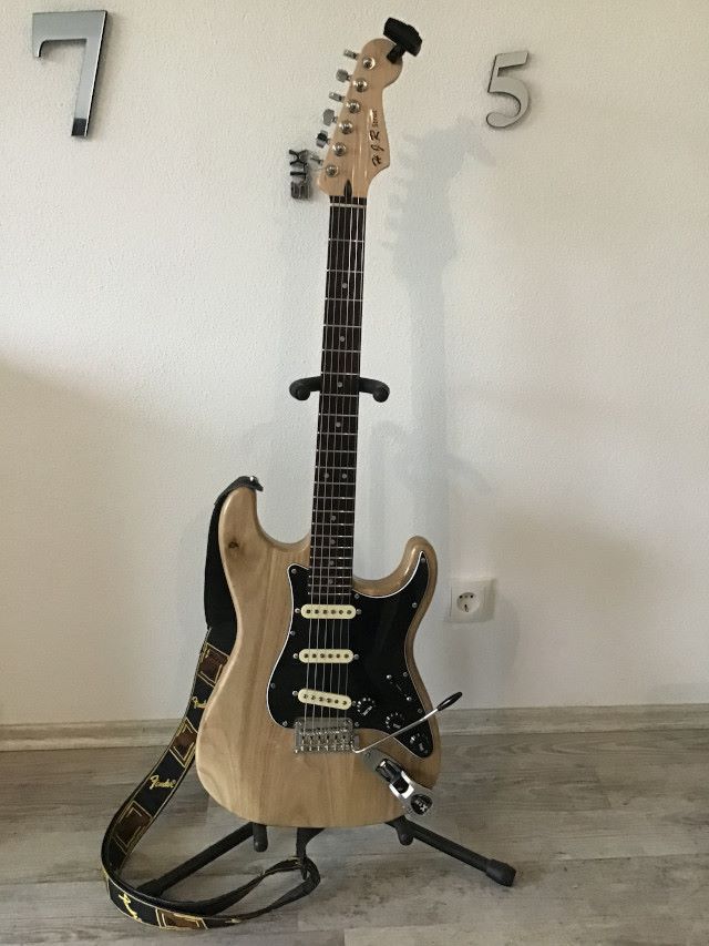  Sysform IT Custom Stratocaster